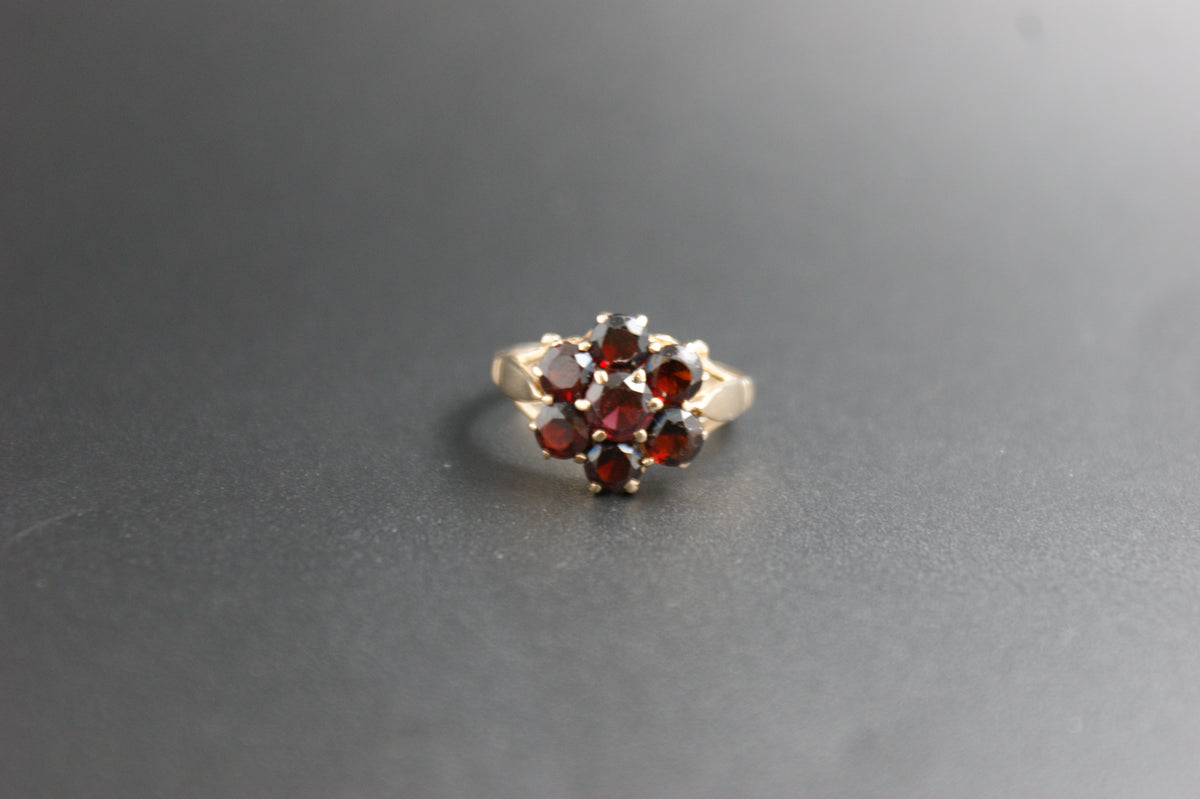 0149- 9ct Gold Garnet Flower Cluster Ring.