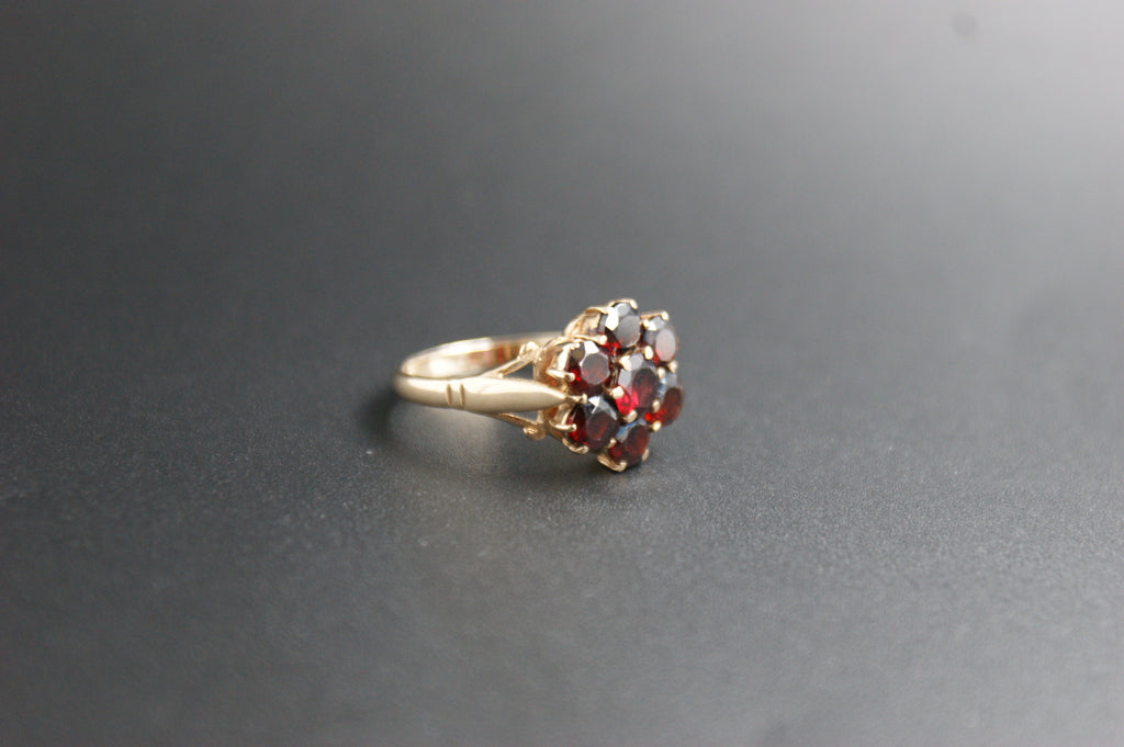 0149- 9ct Gold Garnet Flower Cluster Ring.