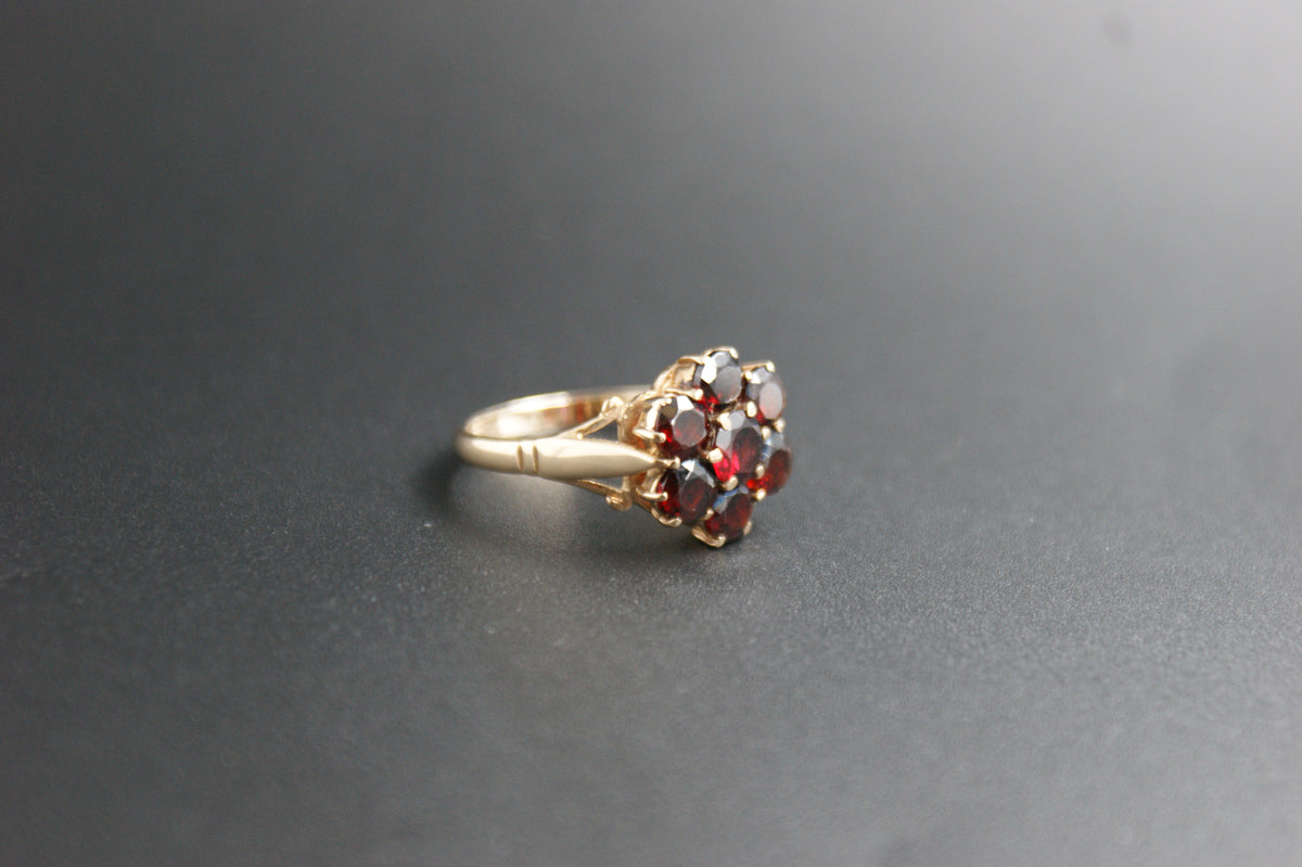 0149- 9ct Gold Garnet Flower Cluster Ring.