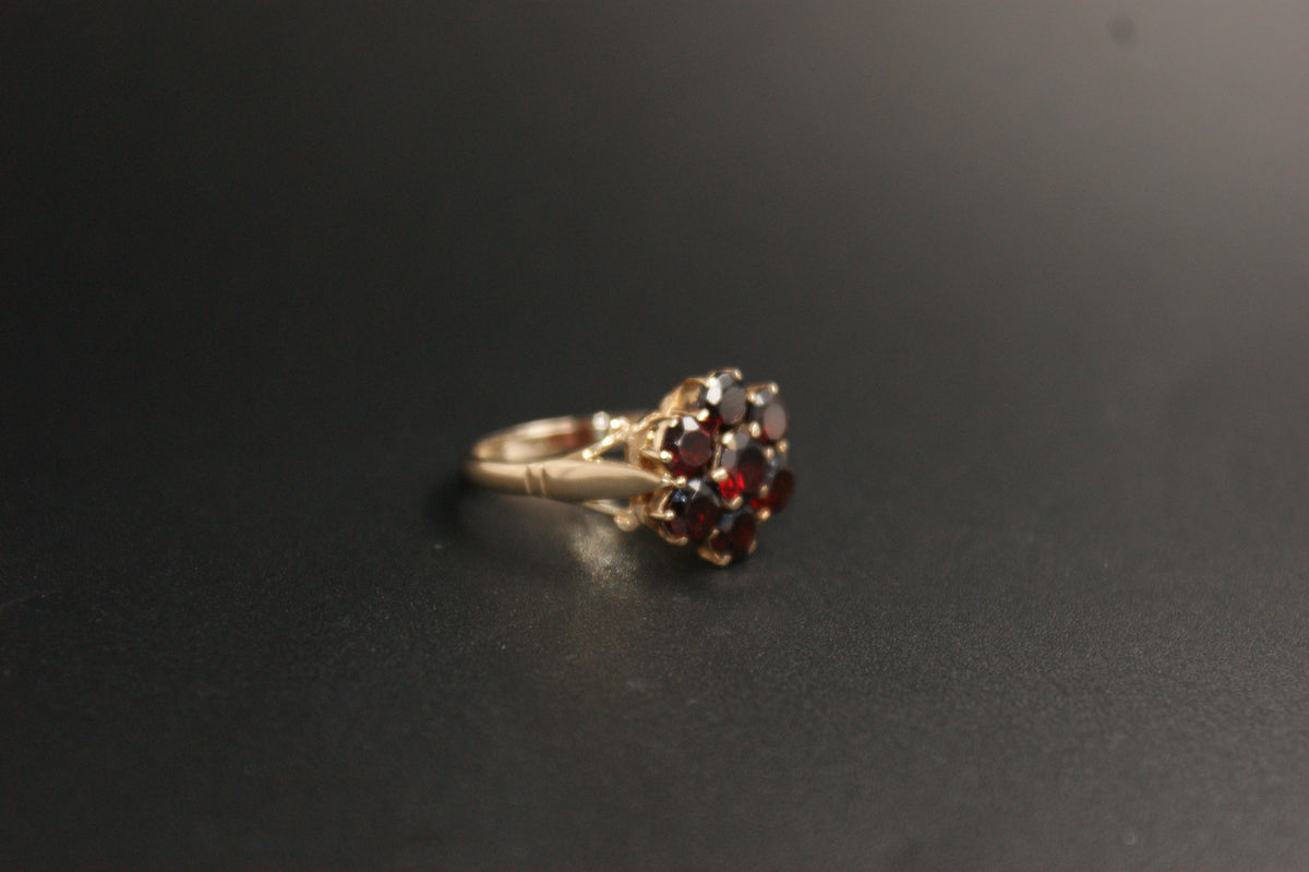 0149- 9ct Gold Garnet Flower Cluster Ring.