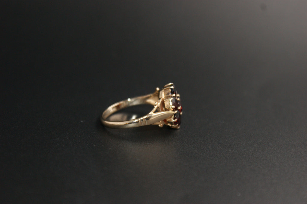 0149- 9ct Gold Garnet Flower Cluster Ring.