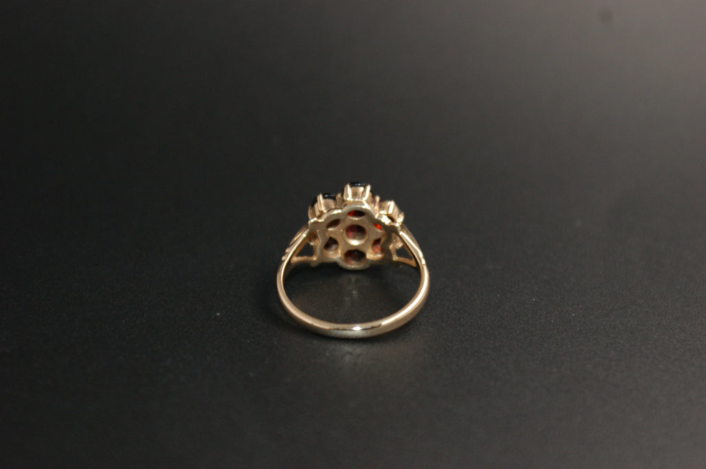 0149- 9ct Gold Garnet Flower Cluster Ring.