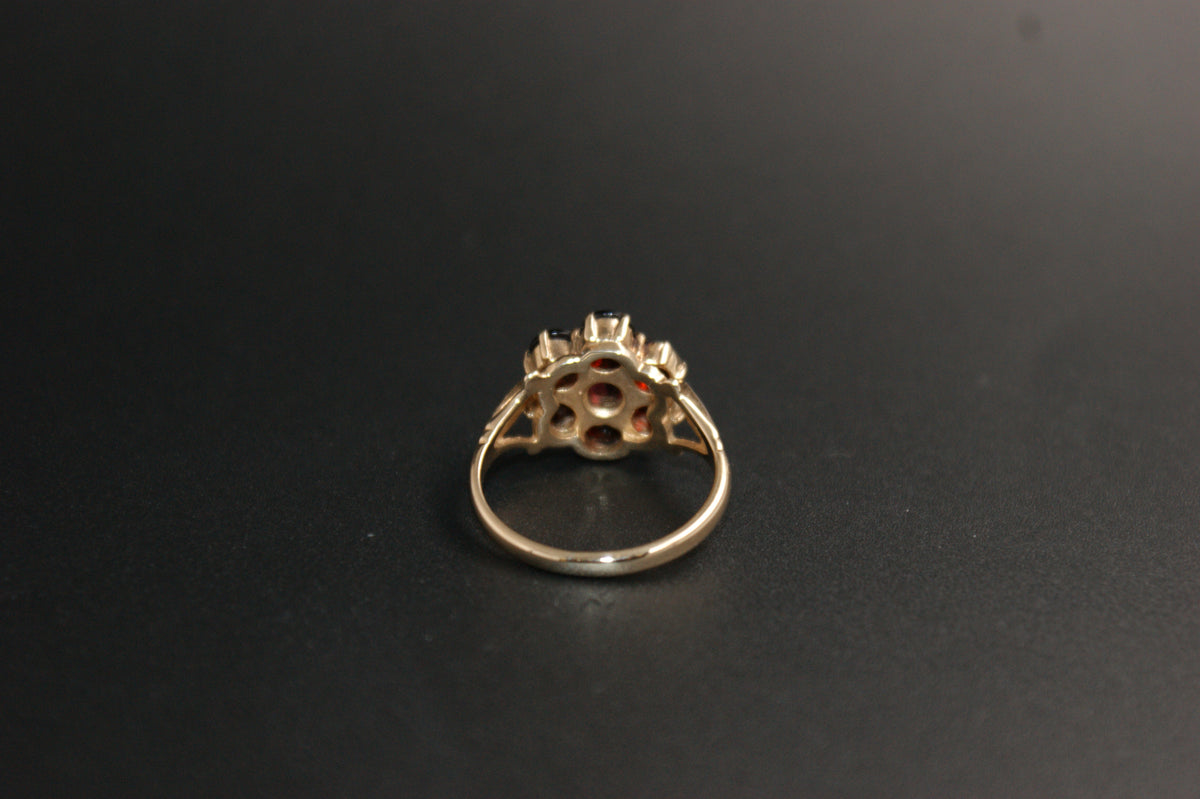 0149- 9ct Gold Garnet Flower Cluster Ring.