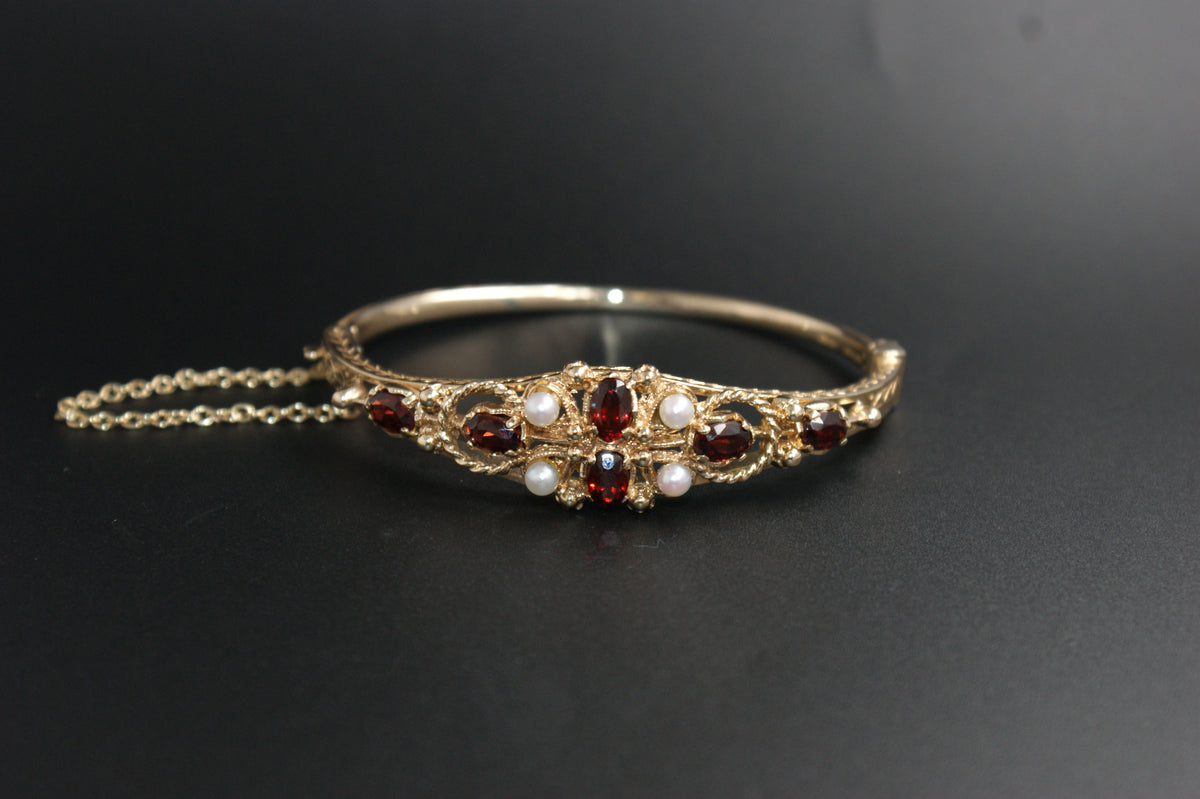 0155- 9ct Gold Garnet and Pearl Hinged Bangle