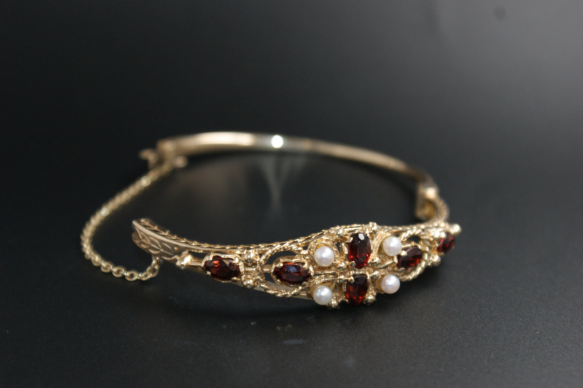 0155- 9ct Gold Garnet and Pearl Hinged Bangle