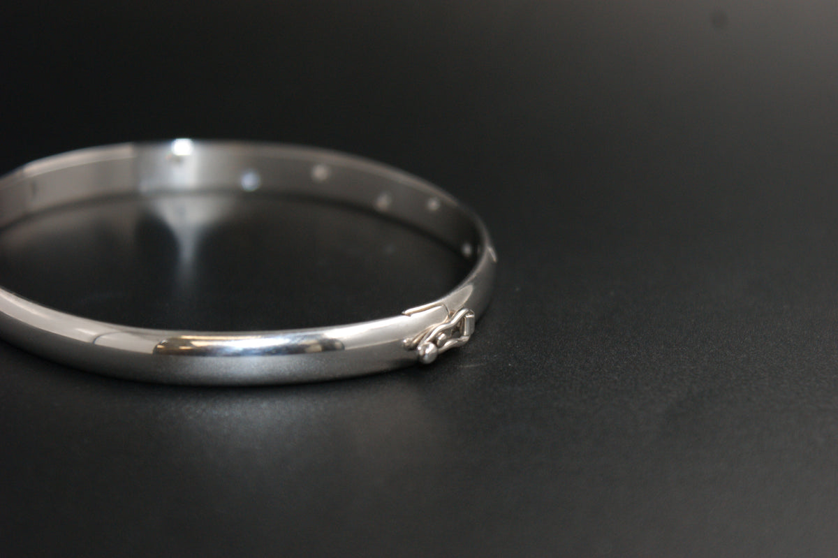 0168- 18ct White Gold Diamond Flush-Set Hinged Bangle