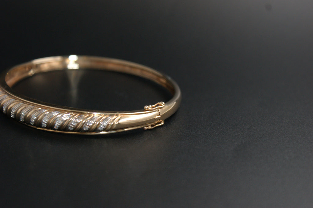 0169- 9ct Gold Diamond Twist-Front Bangle