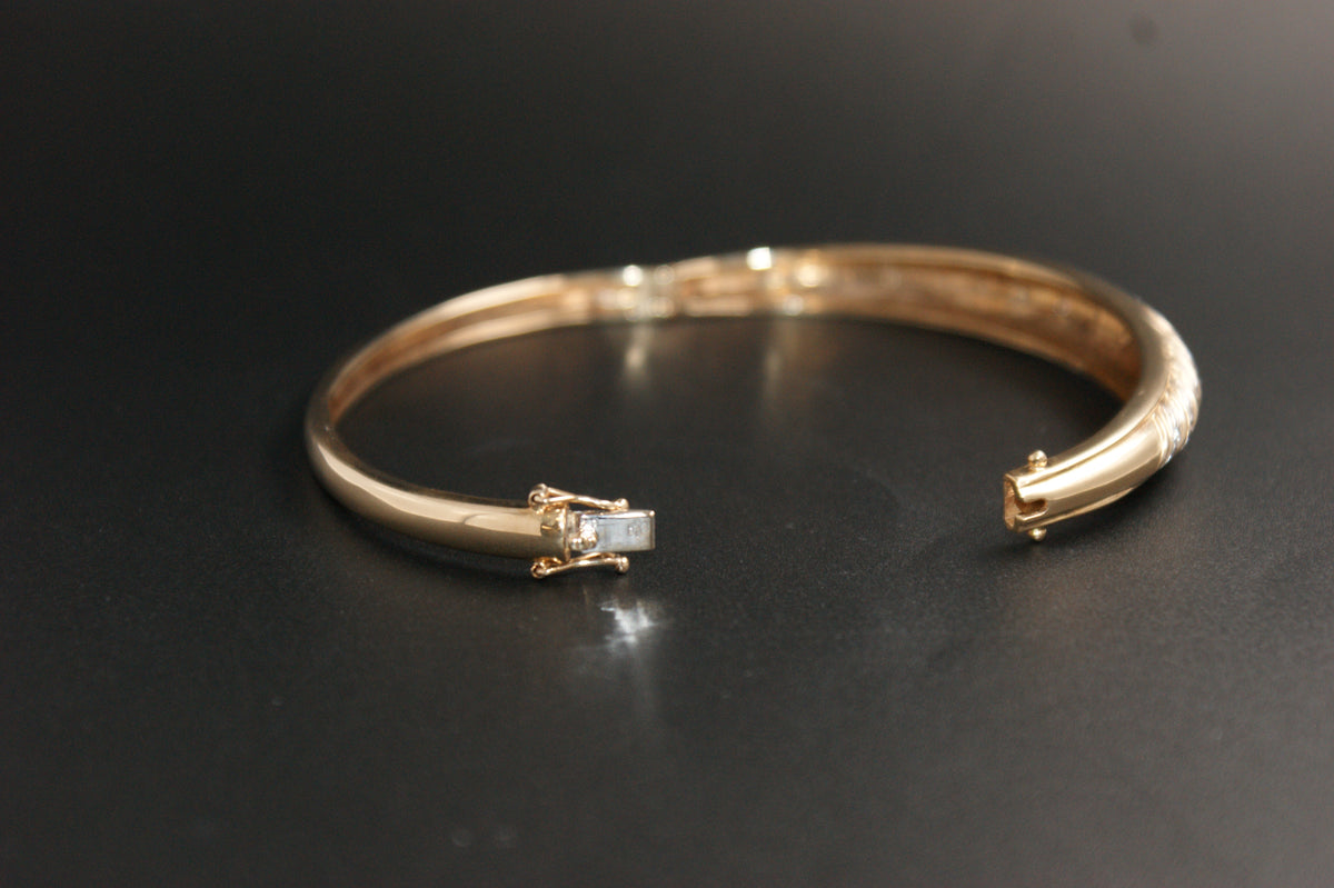 0169- 9ct Gold Diamond Twist-Front Bangle