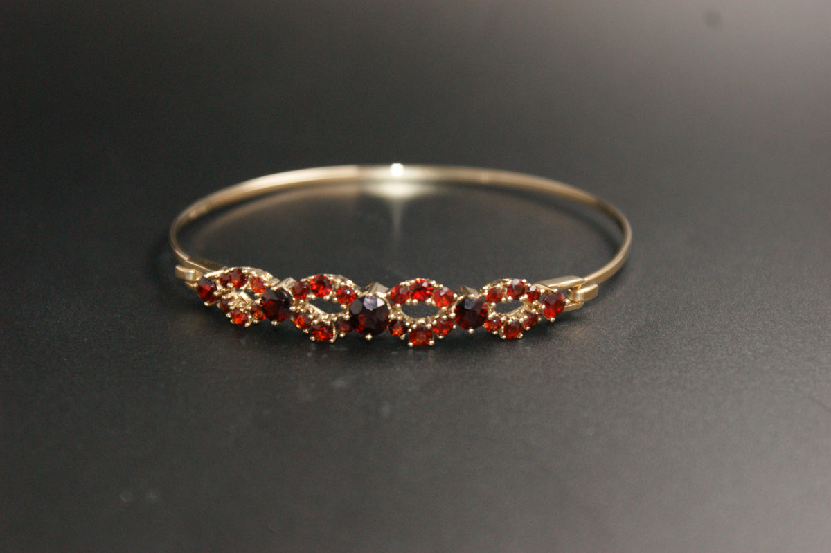 0170- 9ct Gold Garnet Cluster Openwork Bangle