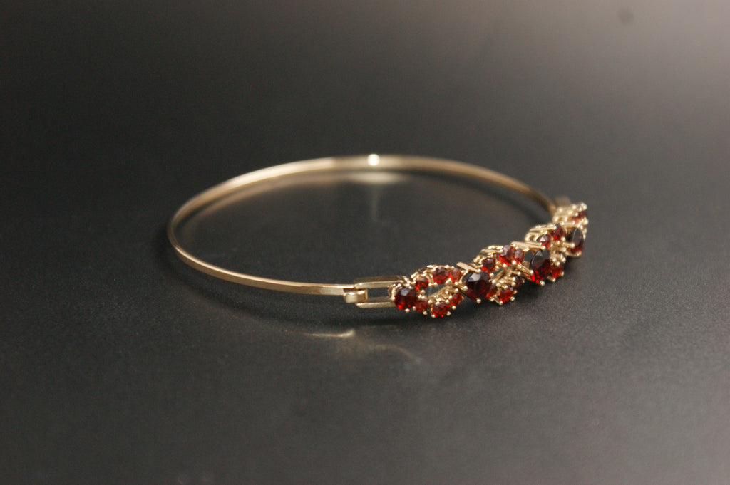 0170- 9ct Gold Garnet Cluster Openwork Bangle