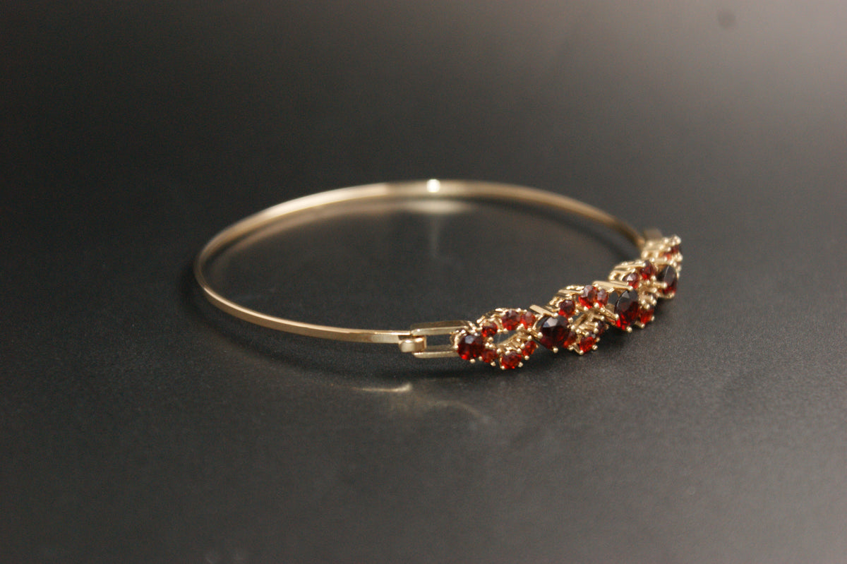 0170- 9ct Gold Garnet Cluster Openwork Bangle