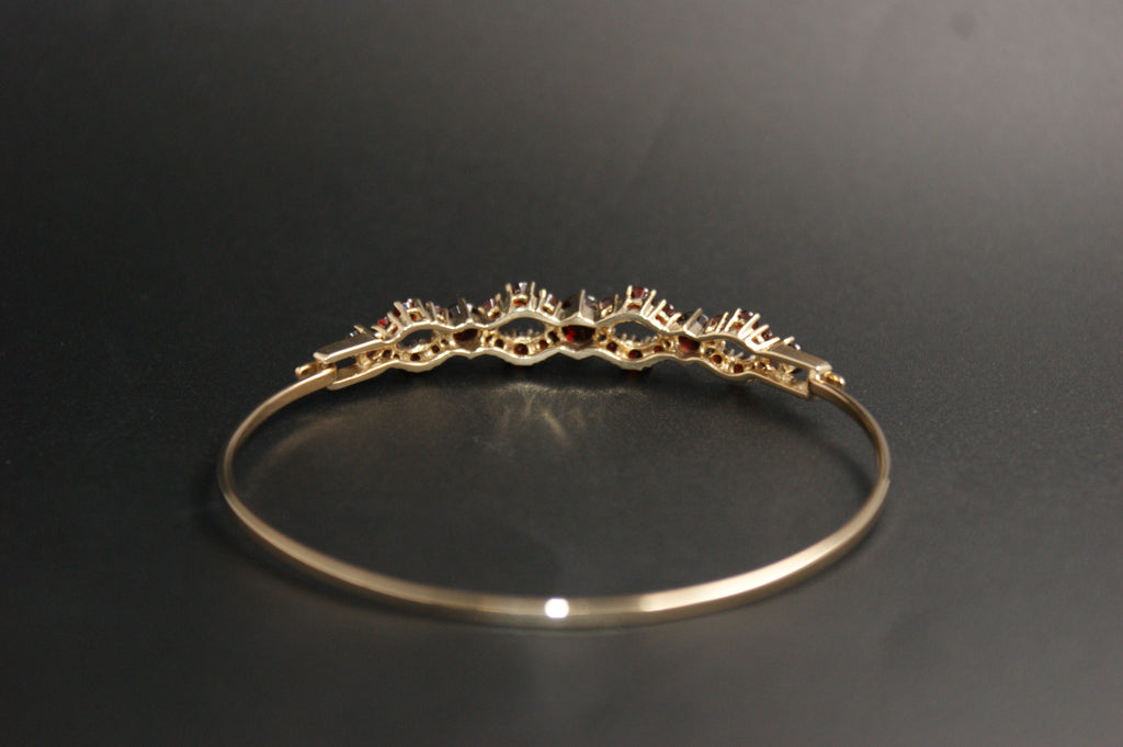 0170- 9ct Gold Garnet Cluster Openwork Bangle