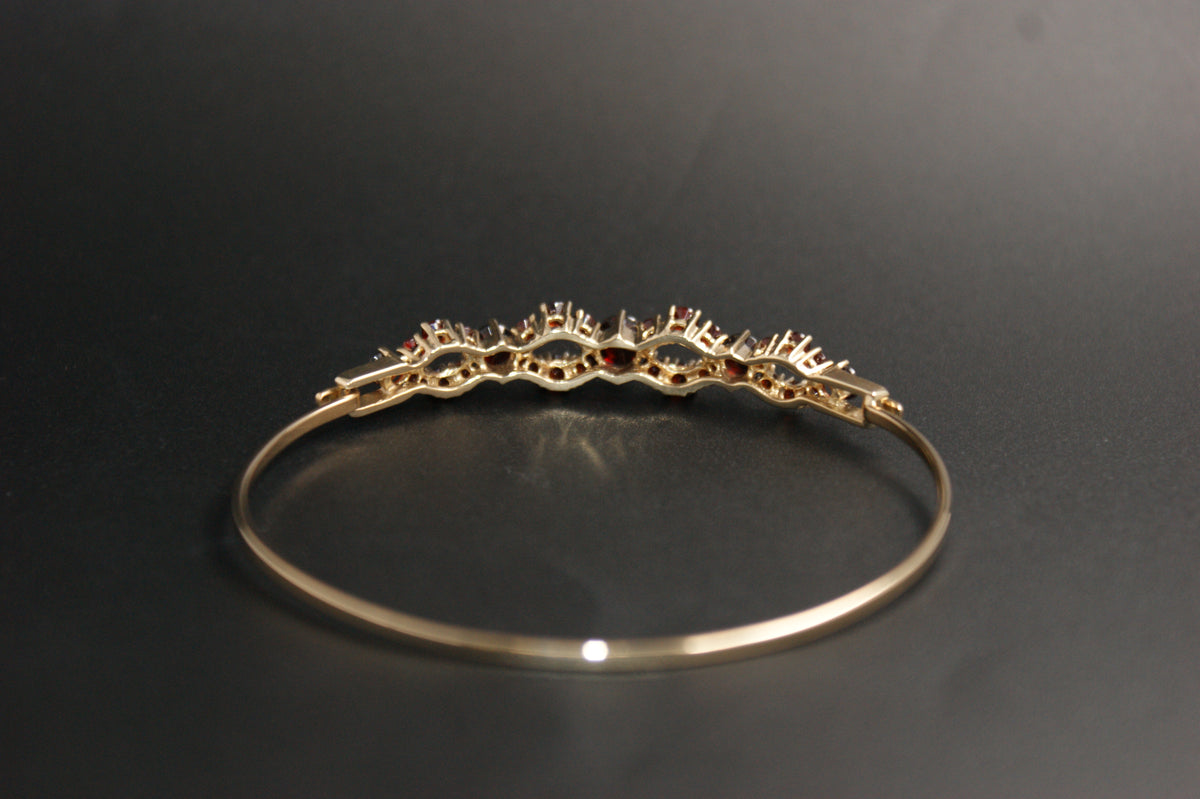 0170- 9ct Gold Garnet Cluster Openwork Bangle