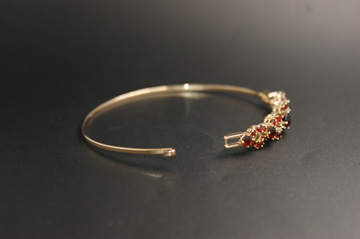0170- 9ct Gold Garnet Cluster Openwork Bangle