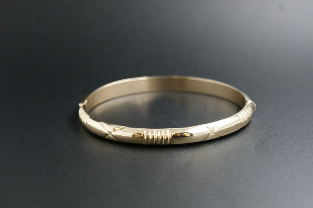 0174- 14ct Yellow Gold Diamond-Cut Patterned Hinged Bangle