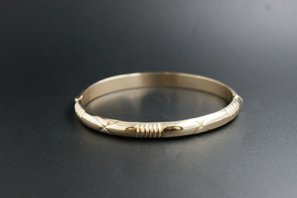 0174- 14ct Yellow Gold Diamond-Cut Patterned Hinged Bangle