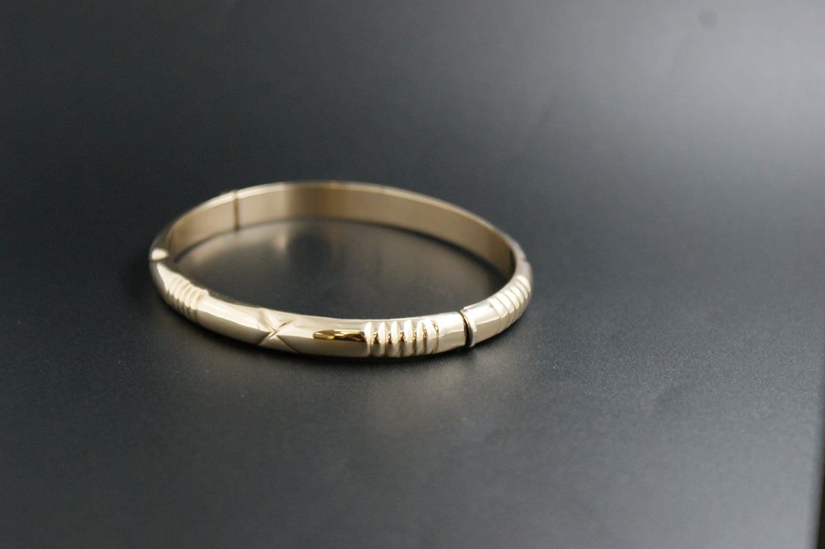 0174- 14ct Yellow Gold Diamond-Cut Patterned Hinged Bangle