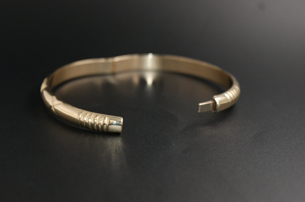 0174- 14ct Yellow Gold Diamond-Cut Patterned Hinged Bangle