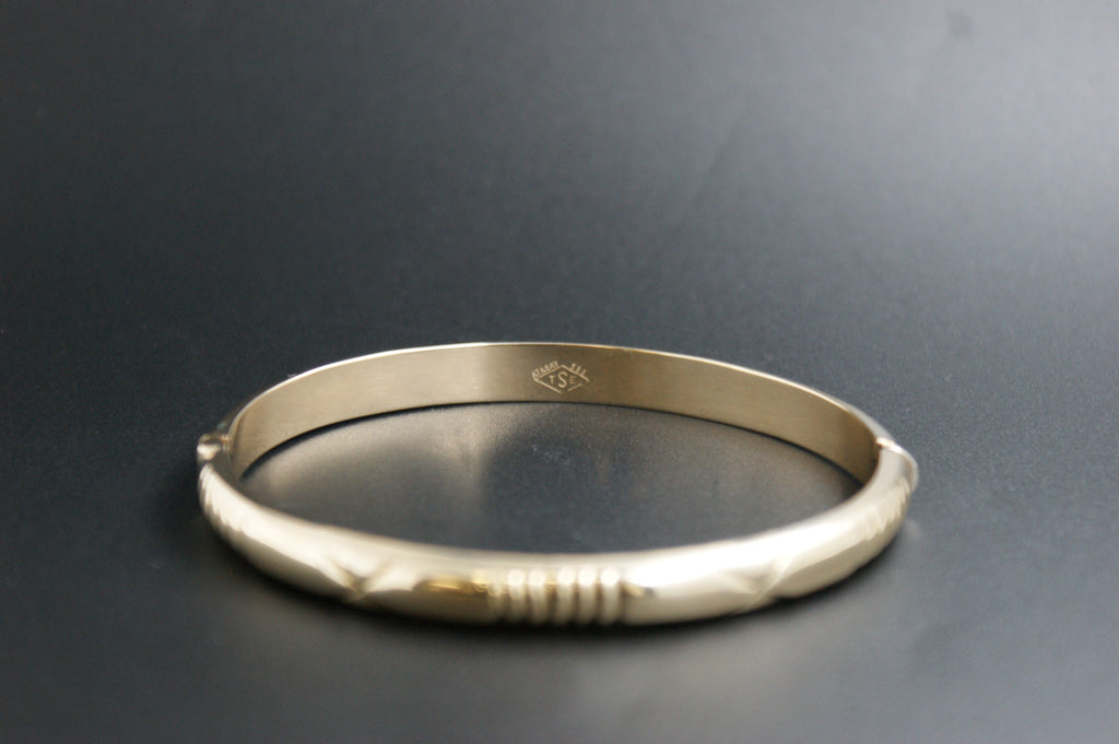 0174- 14ct Yellow Gold Diamond-Cut Patterned Hinged Bangle