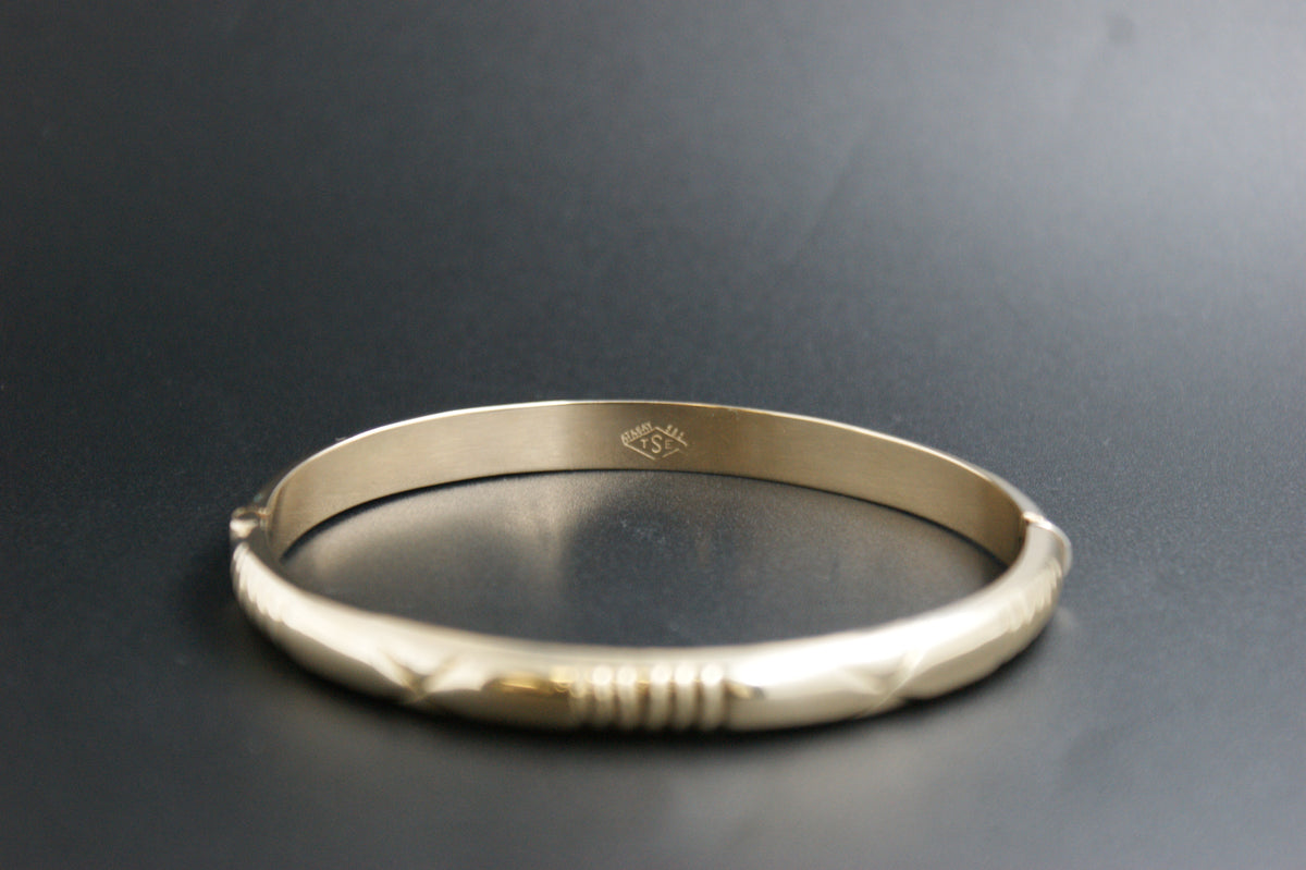 0174- 14ct Yellow Gold Diamond-Cut Patterned Hinged Bangle