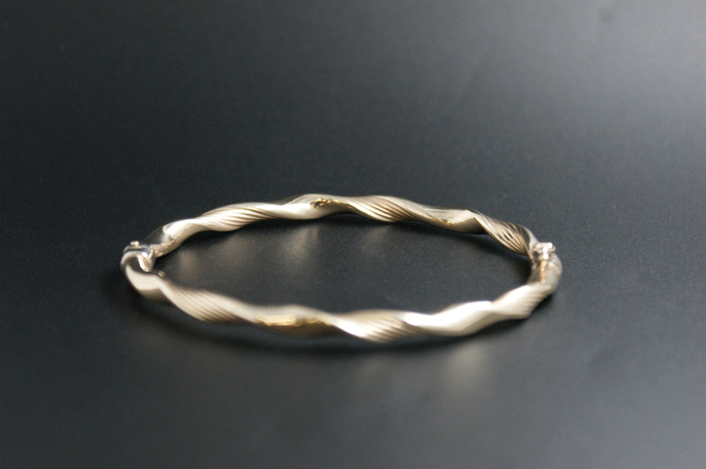0176- 9ct Gold Twisted Ribbon Bangle