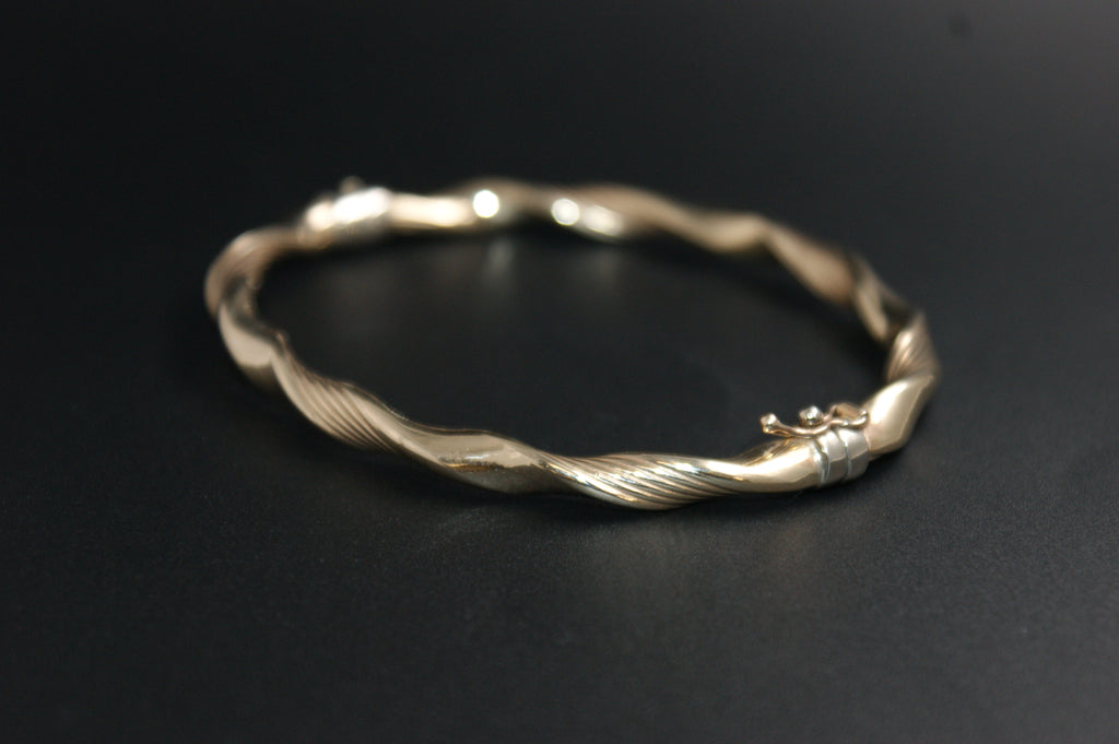 0176- 9ct Gold Twisted Ribbon Bangle