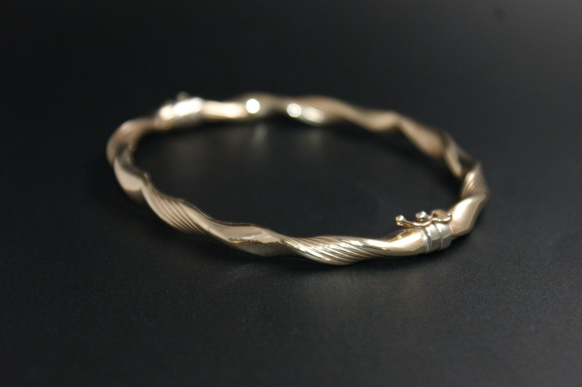 0176- 9ct Gold Twisted Ribbon Bangle