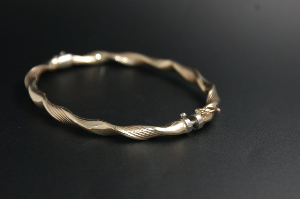 0176- 9ct Gold Twisted Ribbon Bangle