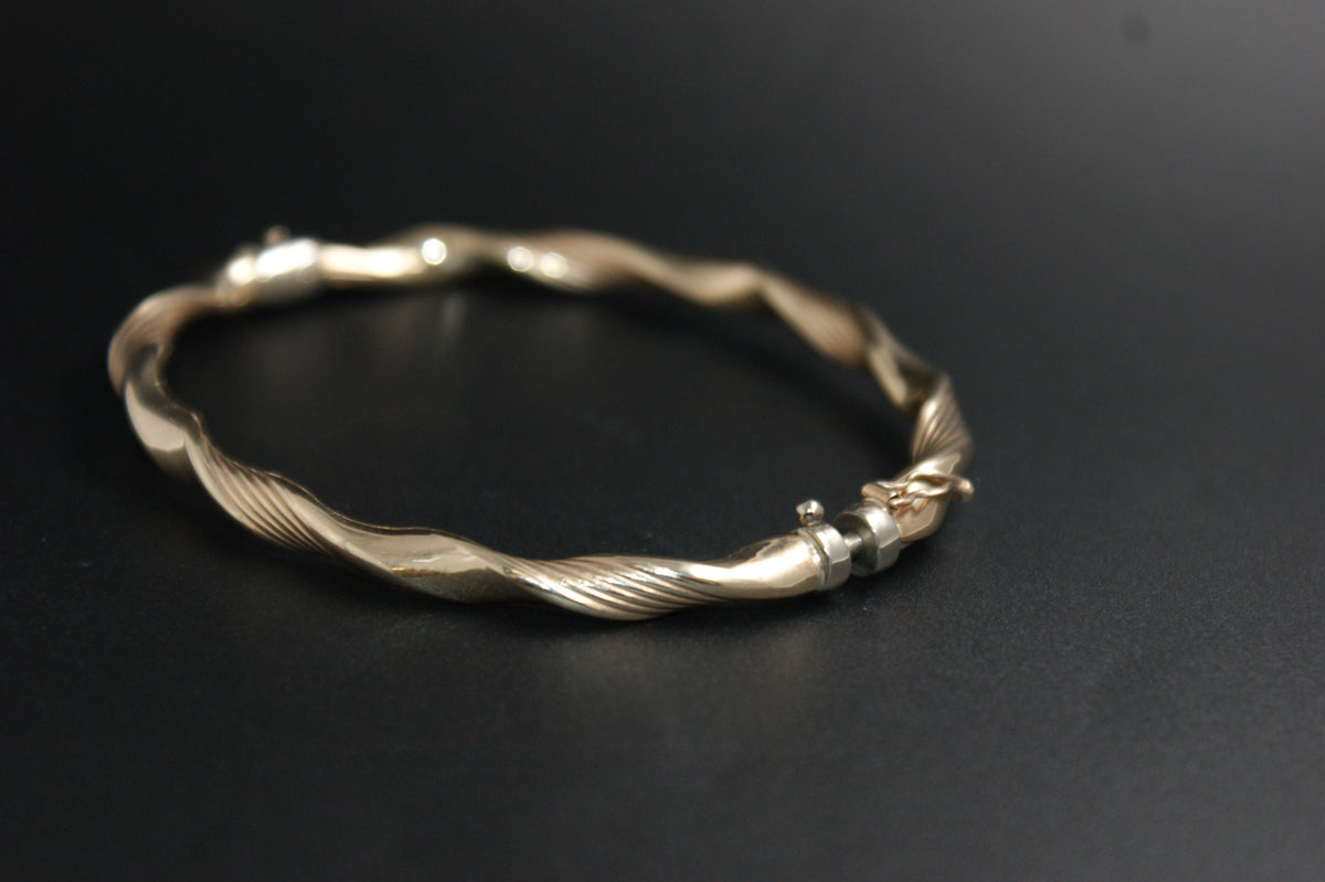 0176- 9ct Gold Twisted Ribbon Bangle
